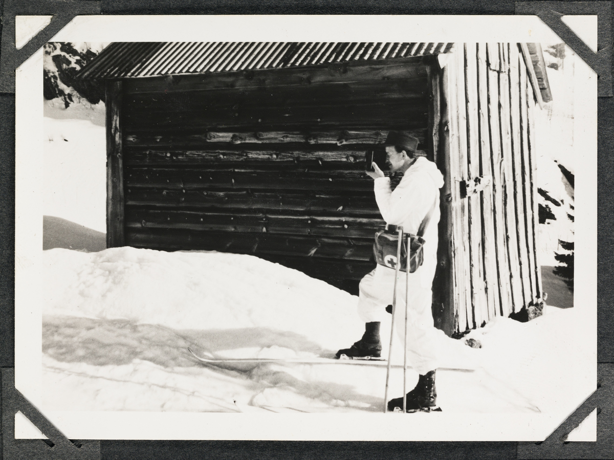 Soldater på feltøvelse i Heimevernet, ved ukjent hytte.