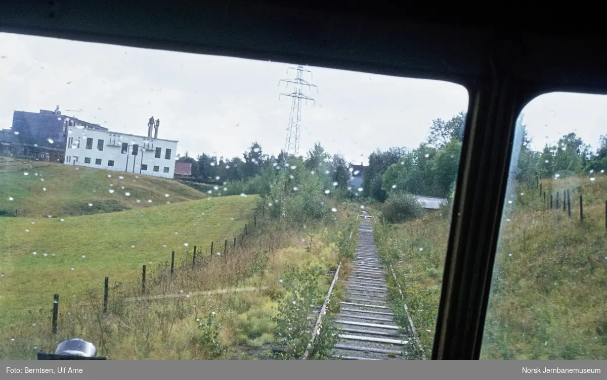 Askim-Solbergfossbanens motorvogn "Padda" under fremføring fra Solbergfoss til Askim, her mellom Kolstad og Askim