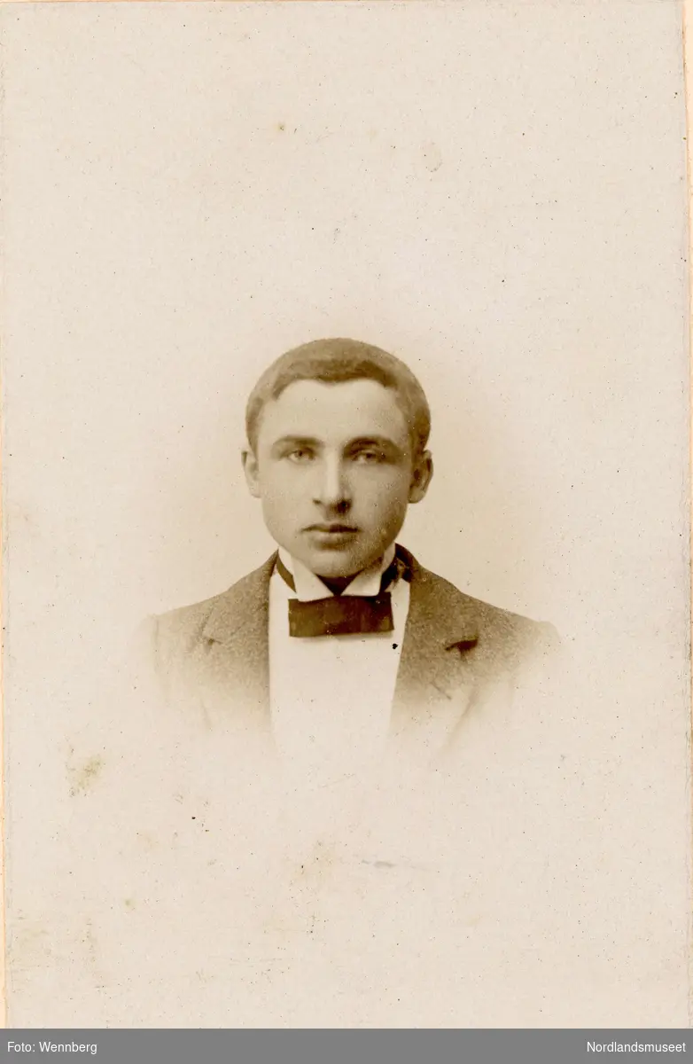 Portrett av Hans Martin Korneliussen, født 1879, fra Lund i Leiranger. Han er fotografert i forbindelse med konfirmasjonen.