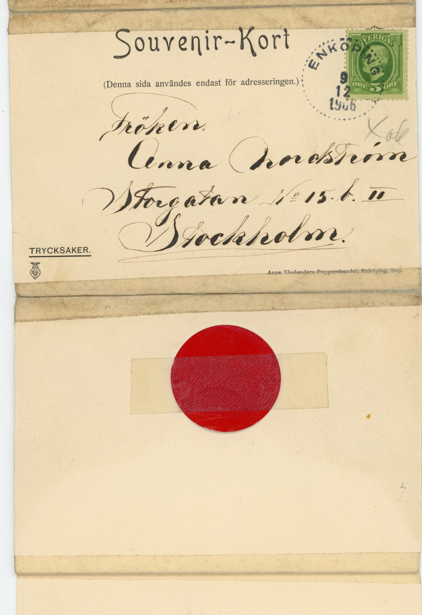 En samling av fem stycken foton från Enköping som sitter fast i en lång remsa. Längst upp står "Minne från Enköping" med röd text. Under den texten har personen som skickat korten skrivit datumet den 8/12-1906. De fem fotona som följer har motiv av:
1. Doktor Westerlunds bostad
2. Sjukhuset
3. Parti af Torget
4. Parti af Kyrkbacken
5. Hamnen