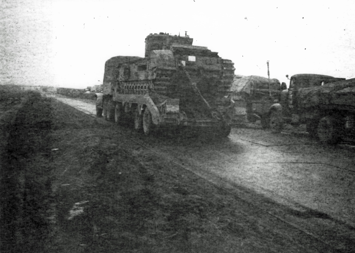 Röda korstransporten med hjälpsändning till Wien januari 1946. Stridsvagnstransport på väg till hamn för vidarebefordran till England