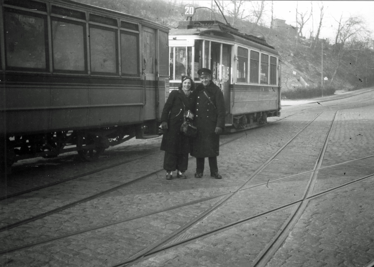 Röda korstransporten med hjälpsändning till Wien januari 1946. Spårvagn med besättning vid Fågelsångsgatan i Stuttgart.