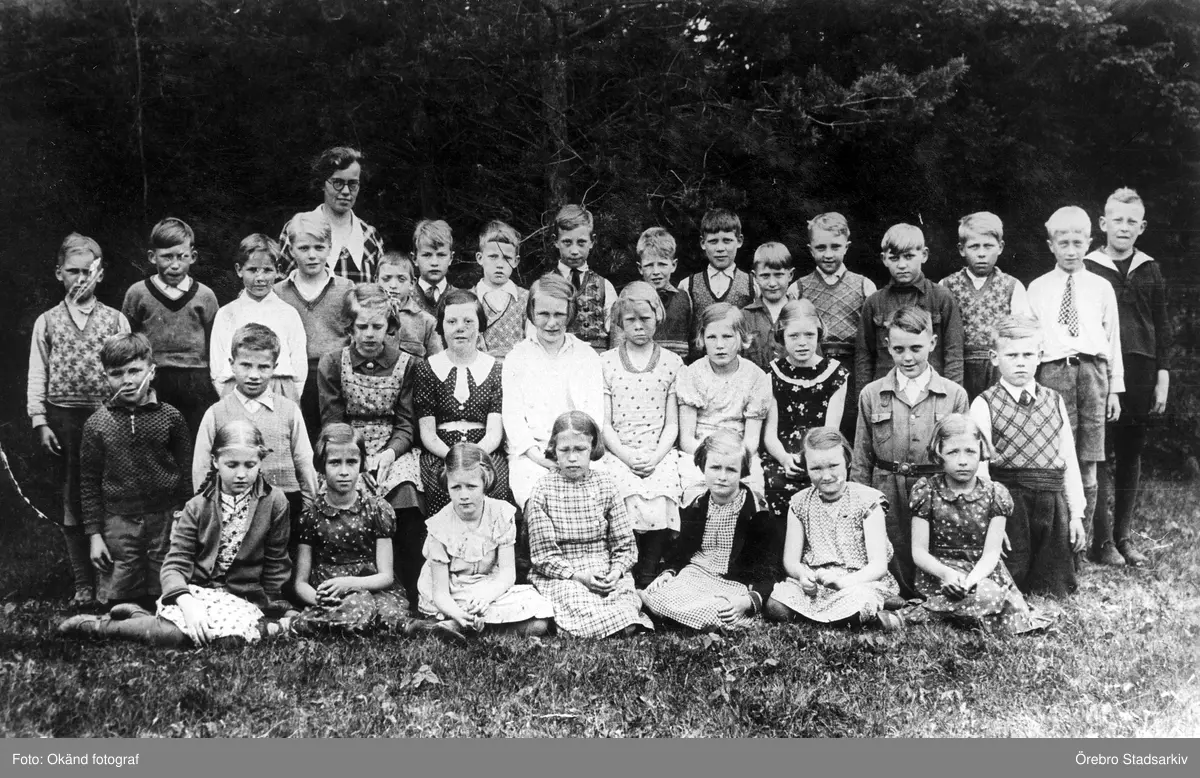 Skolklass.

Övre raden: okänd, Rolf Törnkvist, Bengt Blomkvist, Arne Lunddal, tegeland lärarinna, Ivar Israelsson, Henry Haglund, Ragnar Skog, Arne Gustavsson, Börje Olsson, Torsten Nytting, Ragnar Berger, Nils Gustav Nilsson, Rune Berger, Arne Oskarsson, Hasse Larsson, Gösta. Mellan raden: okänd, Holmberg, Birgit Forbe, Birgit Sjökvist, Margareta Benzon, Claesson, Inga Pettersson, Doris Sandvall, Rune Tolf, Harry Lindström. Främre raden: Dagny Andersson, Fingal, Mildred Vestman, Maj Törnkvist, Kerstin Öberg, Gudrun Haglund, Fingal.