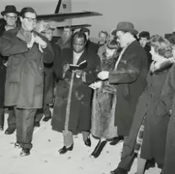 Louis Armstrong ankommer Oslo via Fornebu flyplass 2 februar