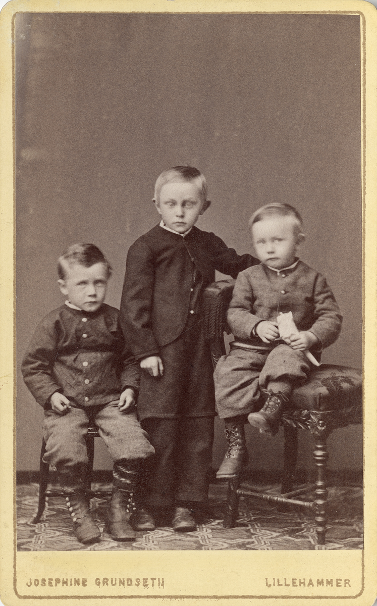 Portrett av tre unge gutter. Fotografens navn på fremsiden; Josephine Grundseth, Lillehammer