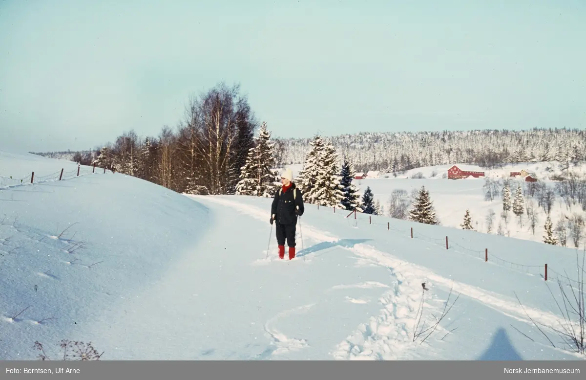 Carl Fr Thorsager på ski langs Askim-Solbergfossbanens trase mellom Solbergfoss og Tømt