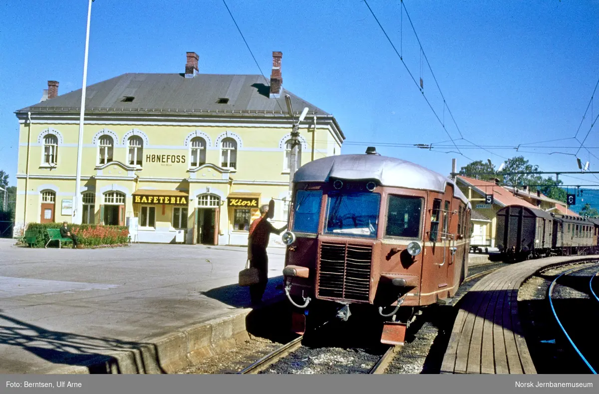 Dieselmotorvogn Bmdo 87 70 med persontog til Ål, tog 1823, på Hønefoss stasjon