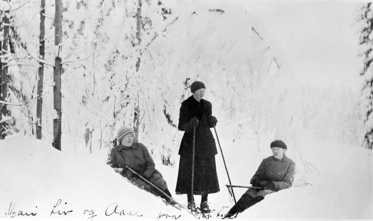 Kvinner på ski på Øvre Kopseng, ca. 1918. Fra venstre: Mari Enger, Aase Skaar og Gudrun Kopseng.