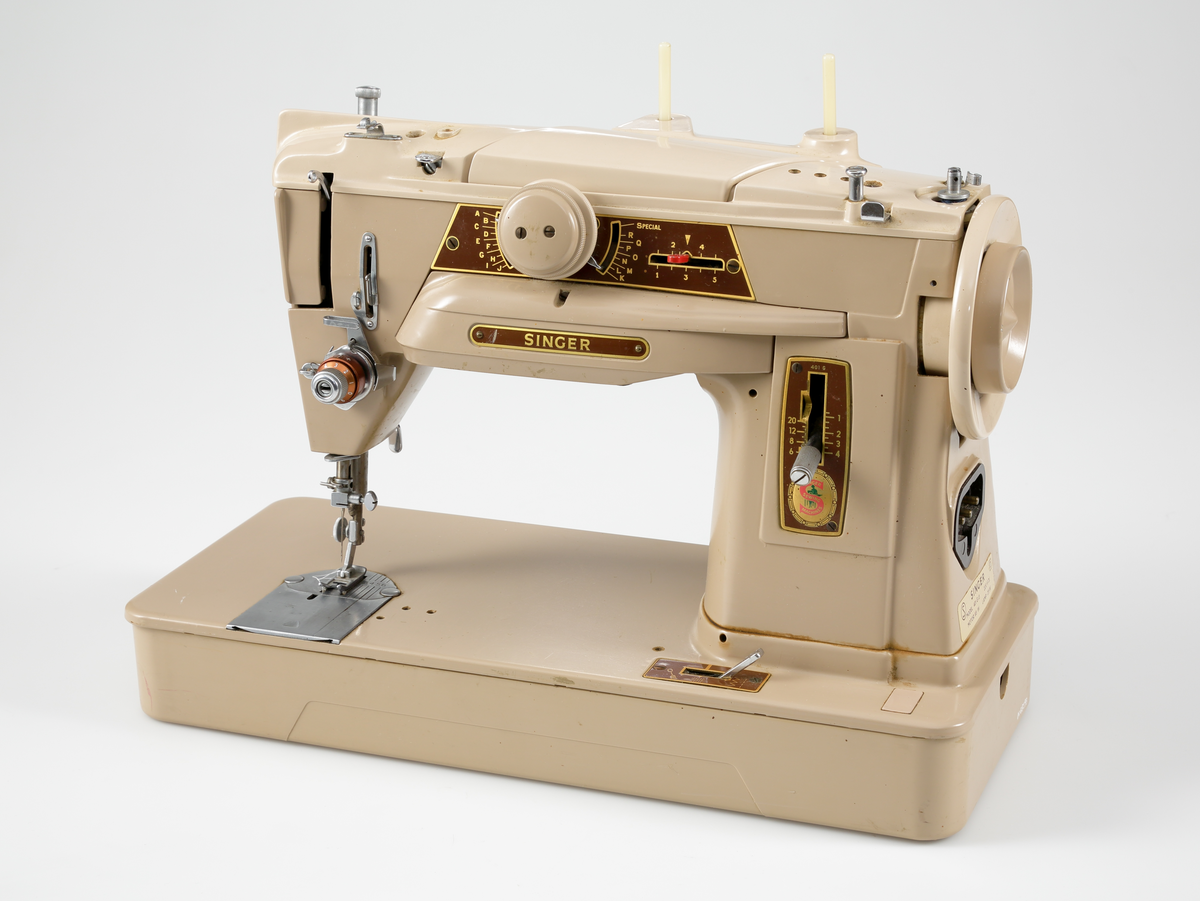 Elektrisk symaskin av märket Singer, model 401 G13, tillverkad i Tyskland mellan åren 1955-1959.