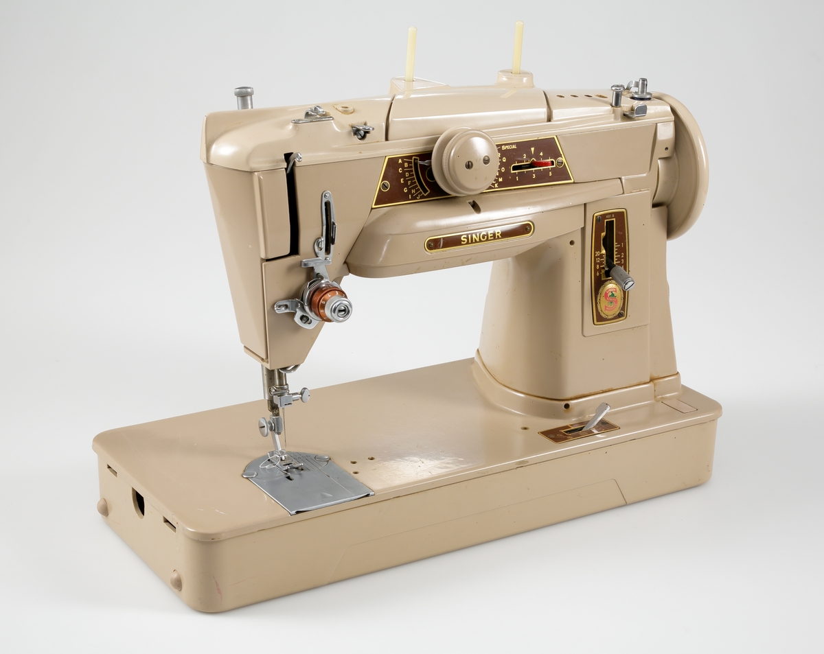 Elektrisk symaskin av märket Singer, model 401 G13, tillverkad i Tyskland mellan åren 1955-1959.