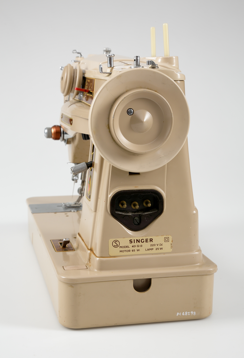 Elektrisk symaskin av märket Singer, model 401 G13, tillverkad i Tyskland mellan åren 1955-1959.