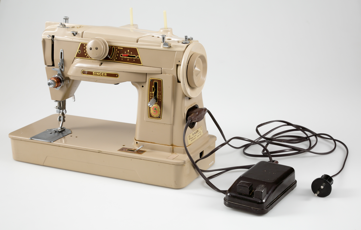 Elektrisk symaskin av märket Singer, model 401 G13, tillverkad i Tyskland mellan åren 1955-1959.