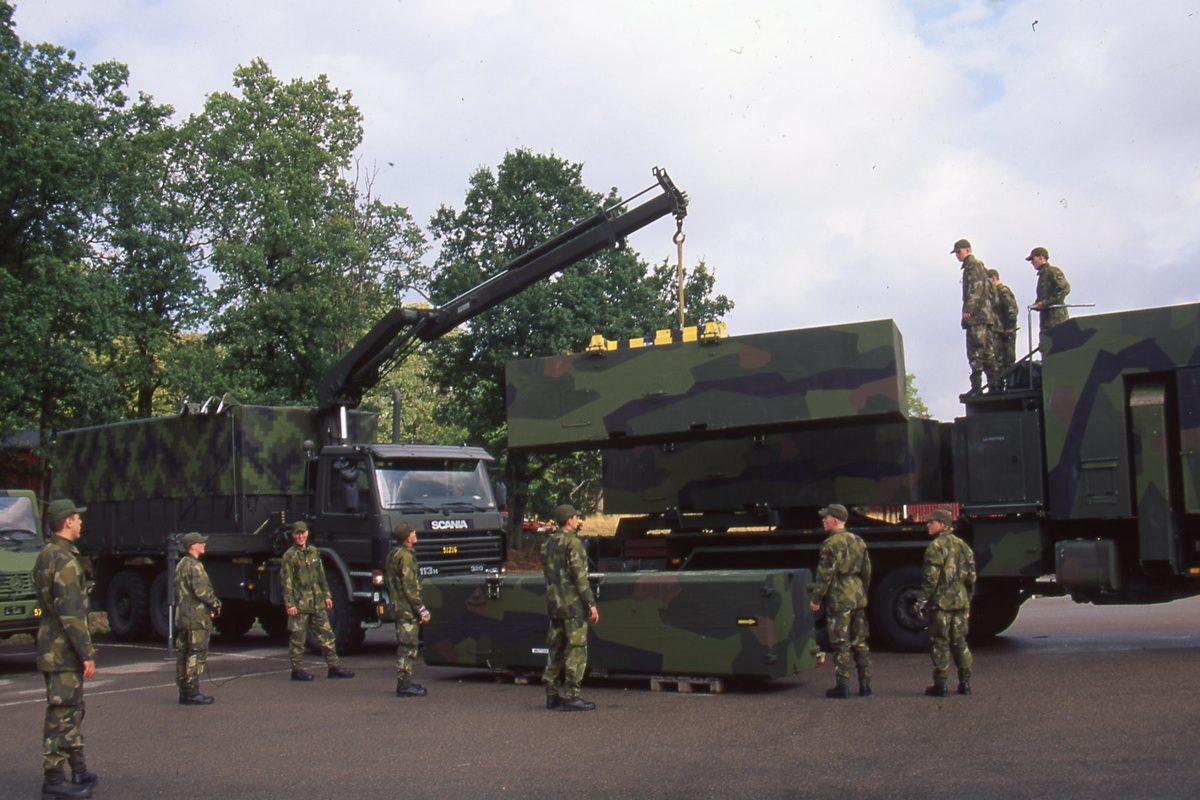 1. Kustrobotbatteriet under grundutbildning 1995. Lastning av robot på robotbil med förbandets egna resurser