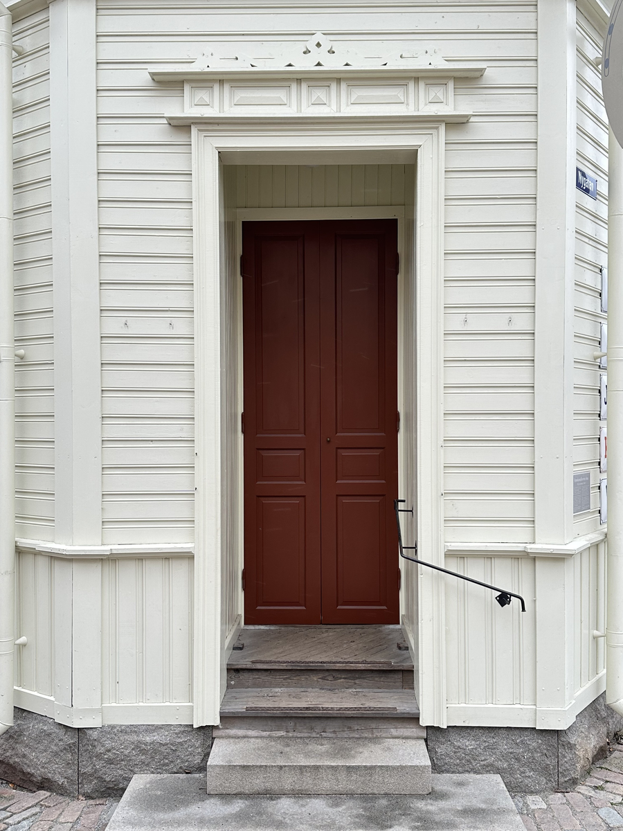 Järnhandlarens hus i Skansens stadskvarter är till sin fasad uppfört efter förlagan på Repslagargatan 8 (Modisten 3) i Hudiksvall. Stommen är modern. 

Byggnaden är uppförd i en våning, med källare i souterräng, grunden är av huggen natursten. Fasaden är klädd med liggande panel målad i en ljust vit kulör. Fasaden delas in av lisener vid det avskurna hörnet, samt med horisontell mittelbandslist i fönstrens underkant samt som en artikulering av vindsvåningen. Taket är brutet och klätt med rödmålad plåt. Vid det avskurna hörnet finns en takkupa med rundat överstycke, snickarglädje samt spira. Byggnaden har två murade skorstenar i tegel.

 Järnhandlarens hus rymmer en järnhandel med kontor, en järnhandlarbostad samt en konsumbutik. 

Byggnaden uppfördes på Skansen under åren 2004-2005.