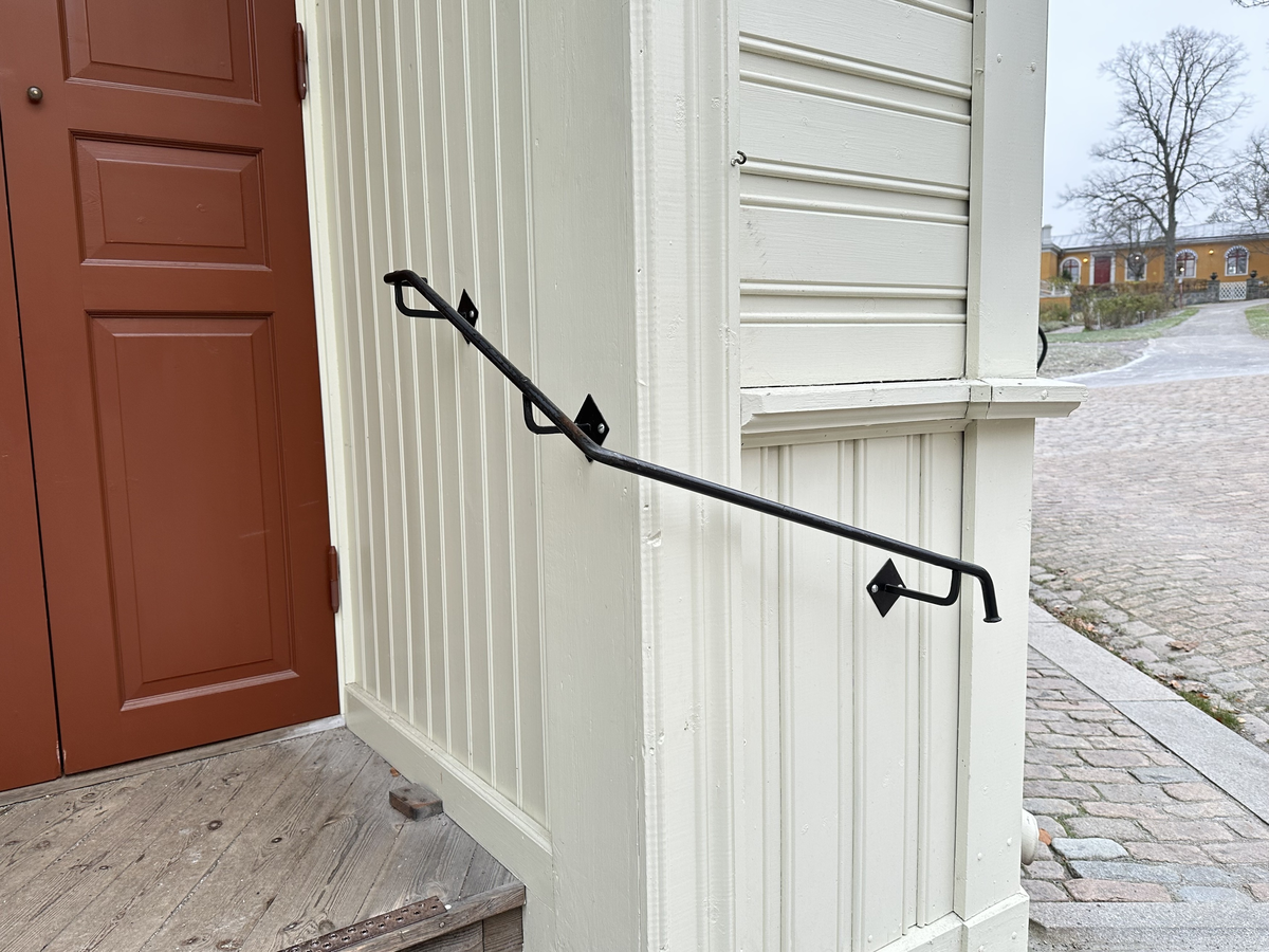 Järnhandlarens hus i Skansens stadskvarter är till sin fasad uppfört efter förlagan på Repslagargatan 8 (Modisten 3) i Hudiksvall. Stommen är modern. 

Byggnaden är uppförd i en våning, med källare i souterräng, grunden är av huggen natursten. Fasaden är klädd med liggande panel målad i en ljust vit kulör. Fasaden delas in av lisener vid det avskurna hörnet, samt med horisontell mittelbandslist i fönstrens underkant samt som en artikulering av vindsvåningen. Taket är brutet och klätt med rödmålad plåt. Vid det avskurna hörnet finns en takkupa med rundat överstycke, snickarglädje samt spira. Byggnaden har två murade skorstenar i tegel.

 Järnhandlarens hus rymmer en järnhandel med kontor, en järnhandlarbostad samt en konsumbutik. 

Byggnaden uppfördes på Skansen under åren 2004-2005.