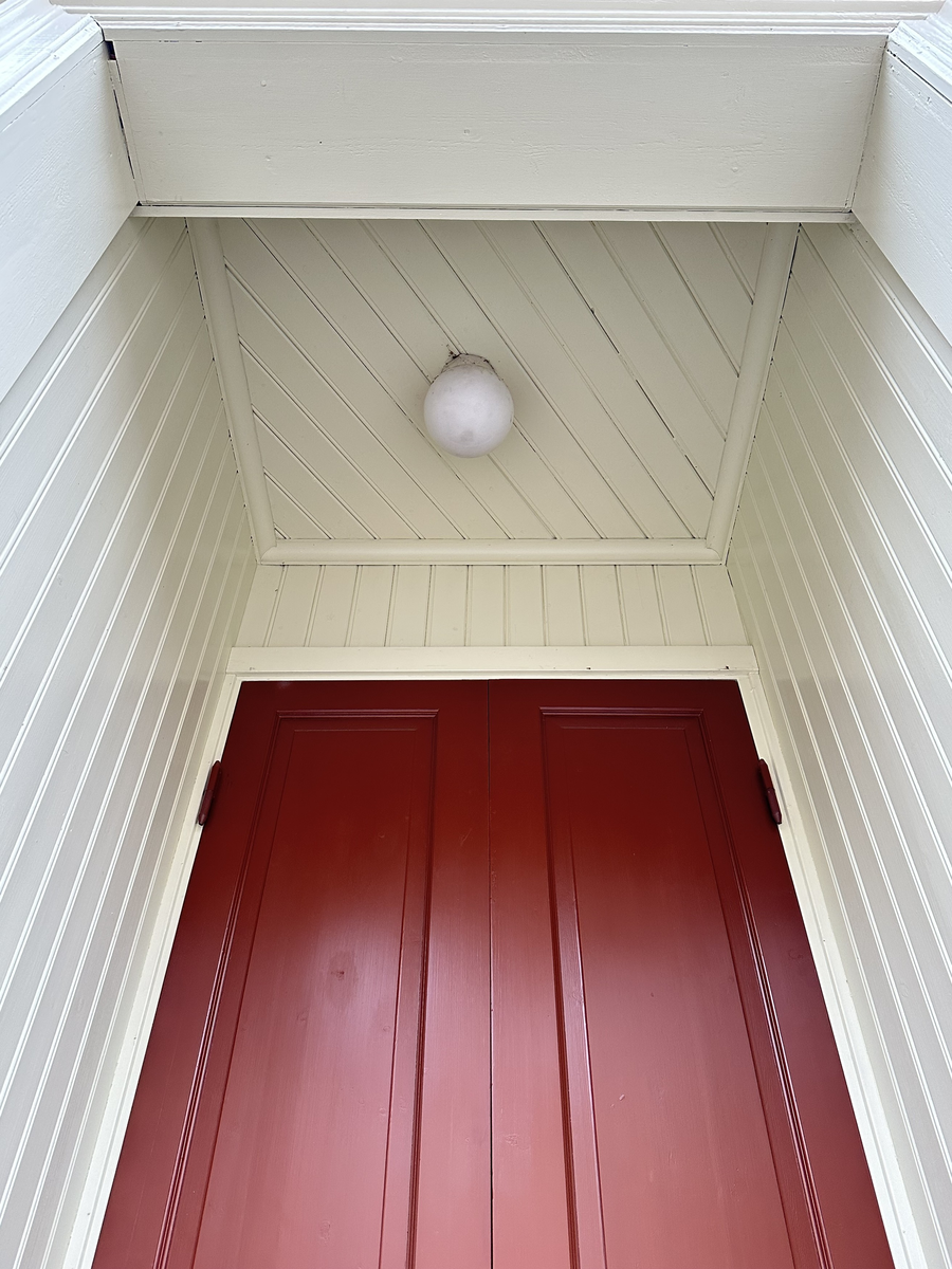Järnhandlarens hus i Skansens stadskvarter är till sin fasad uppfört efter förlagan på Repslagargatan 8 (Modisten 3) i Hudiksvall. Stommen är modern. 

Byggnaden är uppförd i en våning, med källare i souterräng, grunden är av huggen natursten. Fasaden är klädd med liggande panel målad i en ljust vit kulör. Fasaden delas in av lisener vid det avskurna hörnet, samt med horisontell mittelbandslist i fönstrens underkant samt som en artikulering av vindsvåningen. Taket är brutet och klätt med rödmålad plåt. Vid det avskurna hörnet finns en takkupa med rundat överstycke, snickarglädje samt spira. Byggnaden har två murade skorstenar i tegel.

 Järnhandlarens hus rymmer en järnhandel med kontor, en järnhandlarbostad samt en konsumbutik. 

Byggnaden uppfördes på Skansen under åren 2004-2005.