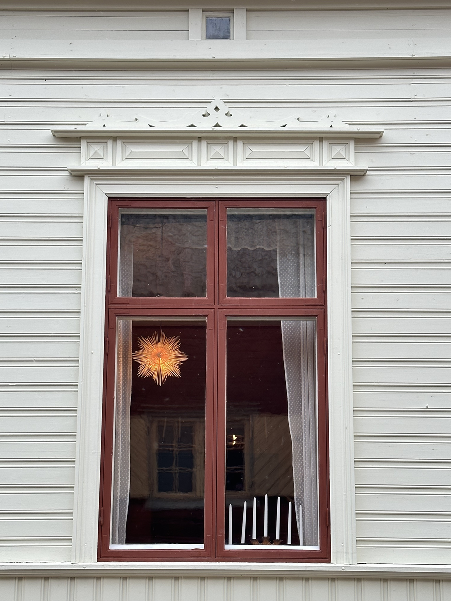 Järnhandlarens hus i Skansens stadskvarter är till sin fasad uppfört efter förlagan på Repslagargatan 8 (Modisten 3) i Hudiksvall. Stommen är modern. 

Byggnaden är uppförd i en våning, med källare i souterräng, grunden är av huggen natursten. Fasaden är klädd med liggande panel målad i en ljust vit kulör. Fasaden delas in av lisener vid det avskurna hörnet, samt med horisontell mittelbandslist i fönstrens underkant samt som en artikulering av vindsvåningen. Taket är brutet och klätt med rödmålad plåt. Vid det avskurna hörnet finns en takkupa med rundat överstycke, snickarglädje samt spira. Byggnaden har två murade skorstenar i tegel.

 Järnhandlarens hus rymmer en järnhandel med kontor, en järnhandlarbostad samt en konsumbutik. 

Byggnaden uppfördes på Skansen under åren 2004-2005.