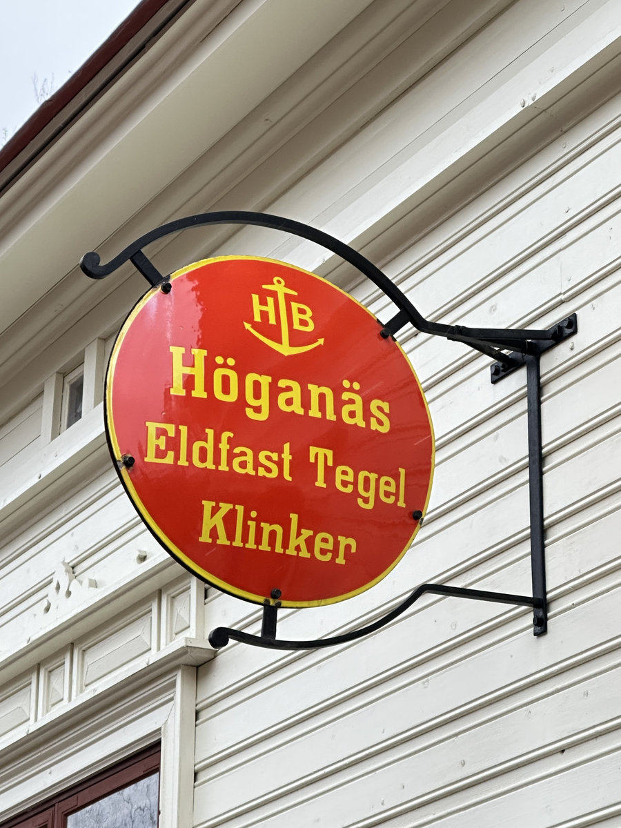 Järnhandlarens hus i Skansens stadskvarter är till sin fasad uppfört efter förlagan på Repslagargatan 8 (Modisten 3) i Hudiksvall. Stommen är modern. 

Byggnaden är uppförd i en våning, med källare i souterräng, grunden är av huggen natursten. Fasaden är klädd med liggande panel målad i en ljust vit kulör. Fasaden delas in av lisener vid det avskurna hörnet, samt med horisontell mittelbandslist i fönstrens underkant samt som en artikulering av vindsvåningen. Taket är brutet och klätt med rödmålad plåt. Vid det avskurna hörnet finns en takkupa med rundat överstycke, snickarglädje samt spira. Byggnaden har två murade skorstenar i tegel.

 Järnhandlarens hus rymmer en järnhandel med kontor, en järnhandlarbostad samt en konsumbutik. 

Byggnaden uppfördes på Skansen under åren 2004-2005.