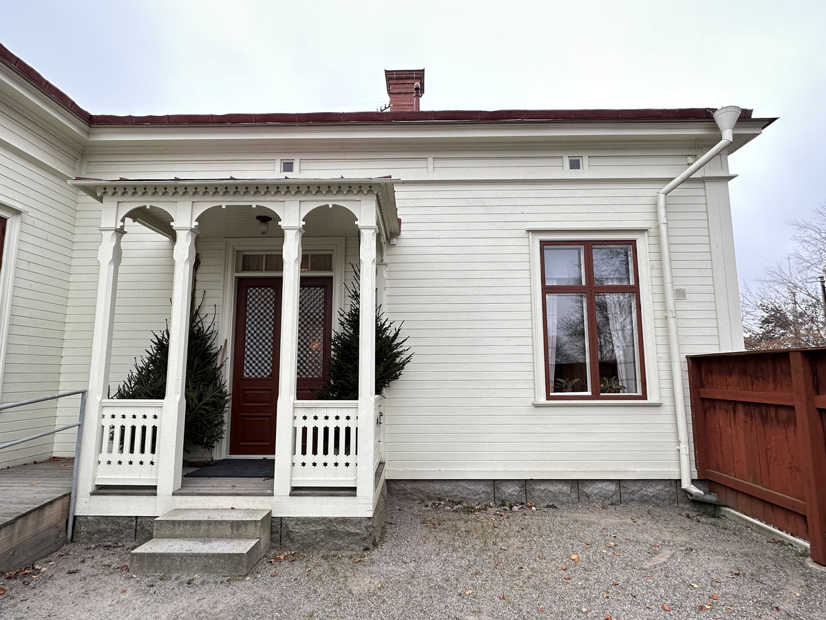 Järnhandlarens hus i Skansens stadskvarter är till sin fasad uppfört efter förlagan på Repslagargatan 8 (Modisten 3) i Hudiksvall. Stommen är modern. 

Byggnaden är uppförd i en våning, med källare i souterräng, grunden är av huggen natursten. Fasaden är klädd med liggande panel målad i en ljust vit kulör. Fasaden delas in av lisener vid det avskurna hörnet, samt med horisontell mittelbandslist i fönstrens underkant samt som en artikulering av vindsvåningen. Taket är brutet och klätt med rödmålad plåt. Vid det avskurna hörnet finns en takkupa med rundat överstycke, snickarglädje samt spira. Byggnaden har två murade skorstenar i tegel.

 Järnhandlarens hus rymmer en järnhandel med kontor, en järnhandlarbostad samt en konsumbutik. 

Byggnaden uppfördes på Skansen under åren 2004-2005.