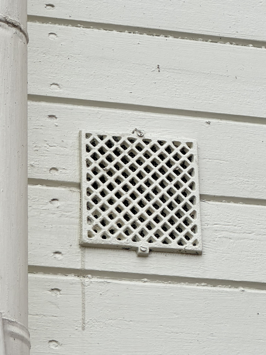 Järnhandlarens hus i Skansens stadskvarter är till sin fasad uppfört efter förlagan på Repslagargatan 8 (Modisten 3) i Hudiksvall. Stommen är modern. 

Byggnaden är uppförd i en våning, med källare i souterräng, grunden är av huggen natursten. Fasaden är klädd med liggande panel målad i en ljust vit kulör. Fasaden delas in av lisener vid det avskurna hörnet, samt med horisontell mittelbandslist i fönstrens underkant samt som en artikulering av vindsvåningen. Taket är brutet och klätt med rödmålad plåt. Vid det avskurna hörnet finns en takkupa med rundat överstycke, snickarglädje samt spira. Byggnaden har två murade skorstenar i tegel.

 Järnhandlarens hus rymmer en järnhandel med kontor, en järnhandlarbostad samt en konsumbutik. 

Byggnaden uppfördes på Skansen under åren 2004-2005.