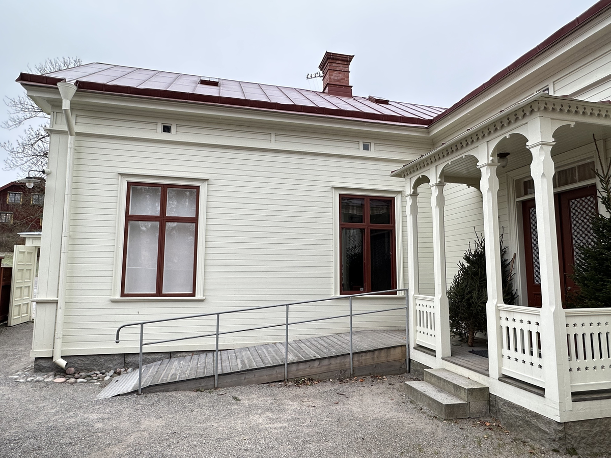 Järnhandlarens hus i Skansens stadskvarter är till sin fasad uppfört efter förlagan på Repslagargatan 8 (Modisten 3) i Hudiksvall. Stommen är modern. 

Byggnaden är uppförd i en våning, med källare i souterräng, grunden är av huggen natursten. Fasaden är klädd med liggande panel målad i en ljust vit kulör. Fasaden delas in av lisener vid det avskurna hörnet, samt med horisontell mittelbandslist i fönstrens underkant samt som en artikulering av vindsvåningen. Taket är brutet och klätt med rödmålad plåt. Vid det avskurna hörnet finns en takkupa med rundat överstycke, snickarglädje samt spira. Byggnaden har två murade skorstenar i tegel.

 Järnhandlarens hus rymmer en järnhandel med kontor, en järnhandlarbostad samt en konsumbutik. 

Byggnaden uppfördes på Skansen under åren 2004-2005.