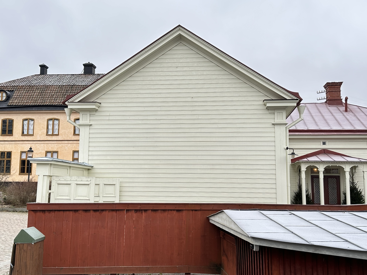 Järnhandlarens hus i Skansens stadskvarter är till sin fasad uppfört efter förlagan på Repslagargatan 8 (Modisten 3) i Hudiksvall. Stommen är modern. 

Byggnaden är uppförd i en våning, med källare i souterräng, grunden är av huggen natursten. Fasaden är klädd med liggande panel målad i en ljust vit kulör. Fasaden delas in av lisener vid det avskurna hörnet, samt med horisontell mittelbandslist i fönstrens underkant samt som en artikulering av vindsvåningen. Taket är brutet och klätt med rödmålad plåt. Vid det avskurna hörnet finns en takkupa med rundat överstycke, snickarglädje samt spira. Byggnaden har två murade skorstenar i tegel.

 Järnhandlarens hus rymmer en järnhandel med kontor, en järnhandlarbostad samt en konsumbutik. 

Byggnaden uppfördes på Skansen under åren 2004-2005.