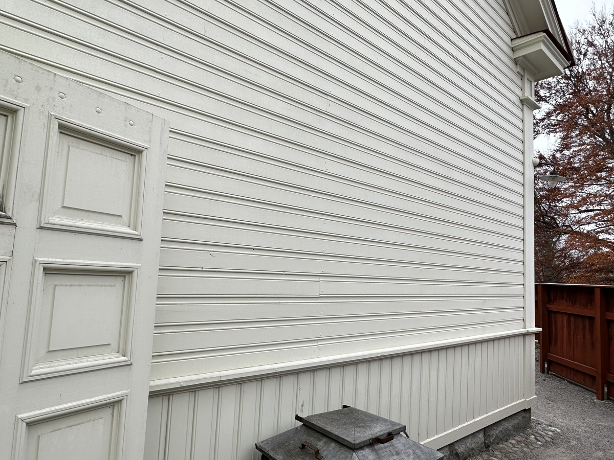 Järnhandlarens hus i Skansens stadskvarter är till sin fasad uppfört efter förlagan på Repslagargatan 8 (Modisten 3) i Hudiksvall. Stommen är modern. 

Byggnaden är uppförd i en våning, med källare i souterräng, grunden är av huggen natursten. Fasaden är klädd med liggande panel målad i en ljust vit kulör. Fasaden delas in av lisener vid det avskurna hörnet, samt med horisontell mittelbandslist i fönstrens underkant samt som en artikulering av vindsvåningen. Taket är brutet och klätt med rödmålad plåt. Vid det avskurna hörnet finns en takkupa med rundat överstycke, snickarglädje samt spira. Byggnaden har två murade skorstenar i tegel.

 Järnhandlarens hus rymmer en järnhandel med kontor, en järnhandlarbostad samt en konsumbutik. 

Byggnaden uppfördes på Skansen under åren 2004-2005.