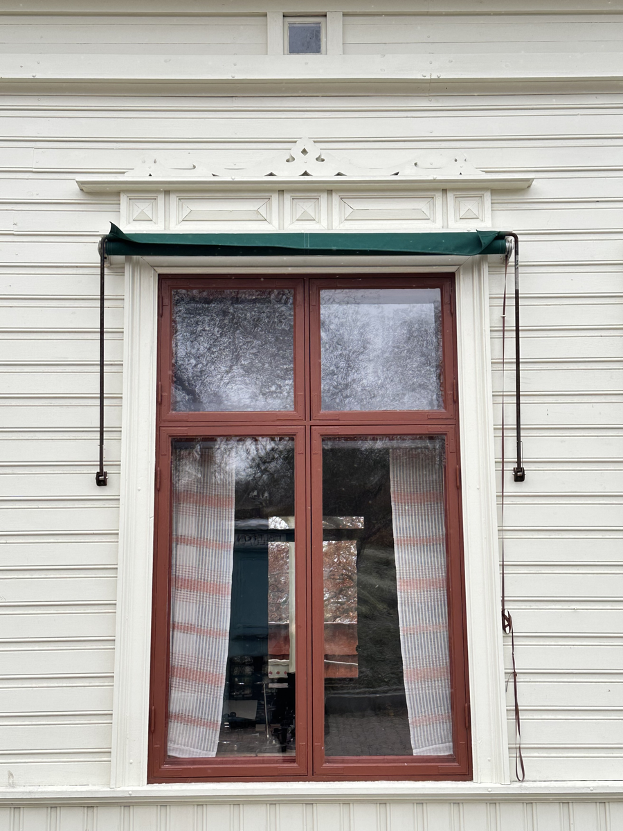 Järnhandlarens hus i Skansens stadskvarter är till sin fasad uppfört efter förlagan på Repslagargatan 8 (Modisten 3) i Hudiksvall. Stommen är modern. 

Byggnaden är uppförd i en våning, med källare i souterräng, grunden är av huggen natursten. Fasaden är klädd med liggande panel målad i en ljust vit kulör. Fasaden delas in av lisener vid det avskurna hörnet, samt med horisontell mittelbandslist i fönstrens underkant samt som en artikulering av vindsvåningen. Taket är brutet och klätt med rödmålad plåt. Vid det avskurna hörnet finns en takkupa med rundat överstycke, snickarglädje samt spira. Byggnaden har två murade skorstenar i tegel.

 Järnhandlarens hus rymmer en järnhandel med kontor, en järnhandlarbostad samt en konsumbutik. 

Byggnaden uppfördes på Skansen under åren 2004-2005.