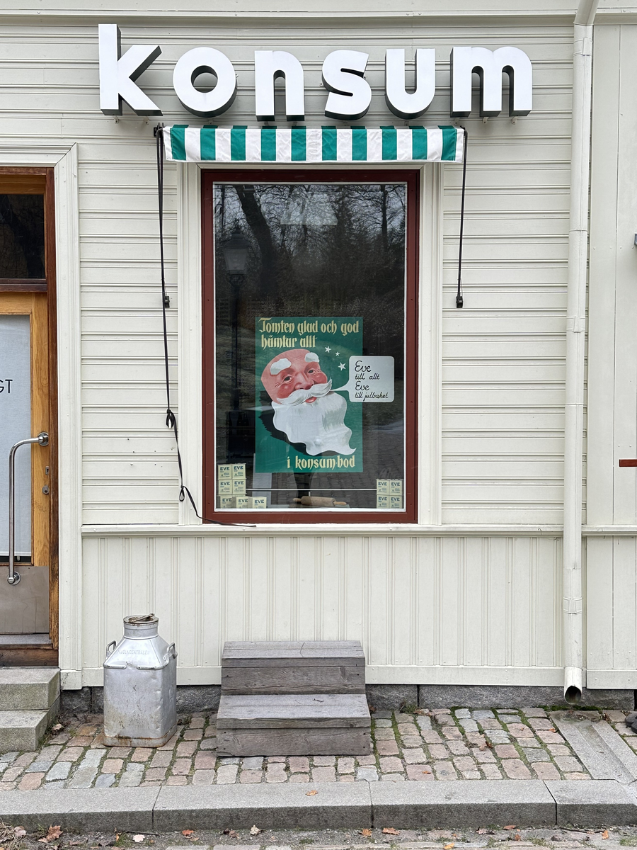 Järnhandlarens hus i Skansens stadskvarter är till sin fasad uppfört efter förlagan på Repslagargatan 8 (Modisten 3) i Hudiksvall. Stommen är modern. 

Byggnaden är uppförd i en våning, med källare i souterräng, grunden är av huggen natursten. Fasaden är klädd med liggande panel målad i en ljust vit kulör. Fasaden delas in av lisener vid det avskurna hörnet, samt med horisontell mittelbandslist i fönstrens underkant samt som en artikulering av vindsvåningen. Taket är brutet och klätt med rödmålad plåt. Vid det avskurna hörnet finns en takkupa med rundat överstycke, snickarglädje samt spira. Byggnaden har två murade skorstenar i tegel.

 Järnhandlarens hus rymmer en järnhandel med kontor, en järnhandlarbostad samt en konsumbutik. 

Byggnaden uppfördes på Skansen under åren 2004-2005.