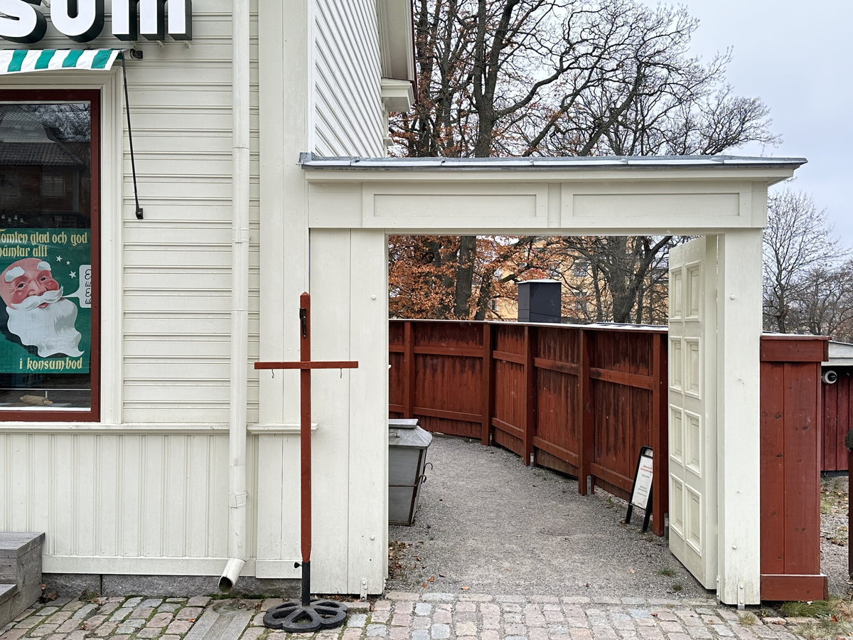 Järnhandlarens hus i Skansens stadskvarter är till sin fasad uppfört efter förlagan på Repslagargatan 8 (Modisten 3) i Hudiksvall. Stommen är modern. 

Byggnaden är uppförd i en våning, med källare i souterräng, grunden är av huggen natursten. Fasaden är klädd med liggande panel målad i en ljust vit kulör. Fasaden delas in av lisener vid det avskurna hörnet, samt med horisontell mittelbandslist i fönstrens underkant samt som en artikulering av vindsvåningen. Taket är brutet och klätt med rödmålad plåt. Vid det avskurna hörnet finns en takkupa med rundat överstycke, snickarglädje samt spira. Byggnaden har två murade skorstenar i tegel.

 Järnhandlarens hus rymmer en järnhandel med kontor, en järnhandlarbostad samt en konsumbutik. 

Byggnaden uppfördes på Skansen under åren 2004-2005.