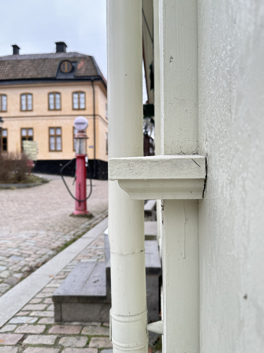 Järnhandlarens hus i Skansens stadskvarter är till sin fasad uppfört efter förlagan på Repslagargatan 8 (Modisten 3) i Hudiksvall. Stommen är modern. 

Byggnaden är uppförd i en våning, med källare i souterräng, grunden är av huggen natursten. Fasaden är klädd med liggande panel målad i en ljust vit kulör. Fasaden delas in av lisener vid det avskurna hörnet, samt med horisontell mittelbandslist i fönstrens underkant samt som en artikulering av vindsvåningen. Taket är brutet och klätt med rödmålad plåt. Vid det avskurna hörnet finns en takkupa med rundat överstycke, snickarglädje samt spira. Byggnaden har två murade skorstenar i tegel.

 Järnhandlarens hus rymmer en järnhandel med kontor, en järnhandlarbostad samt en konsumbutik. 

Byggnaden uppfördes på Skansen under åren 2004-2005.