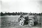 Dingtuna, Frändesta.
Marianne på en Munktell traktor.