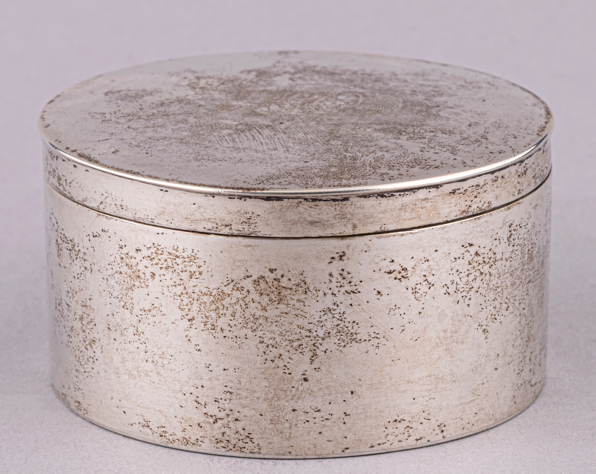 Innehåll till resenessäsär, rakborste i silverfodral, 3 runda askar av silver, på locken monogram: A.G.O, hårborste.