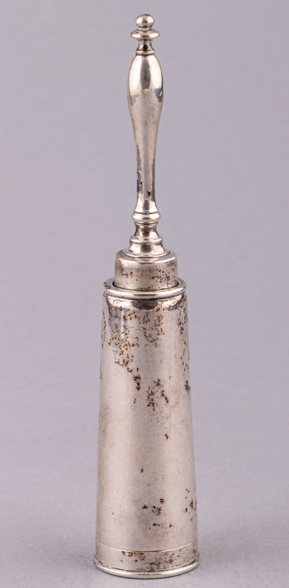 Innehåll till resenessäsär, rakborste i silverfodral, 3 runda askar av silver, på locken monogram: A.G.O, hårborste.
