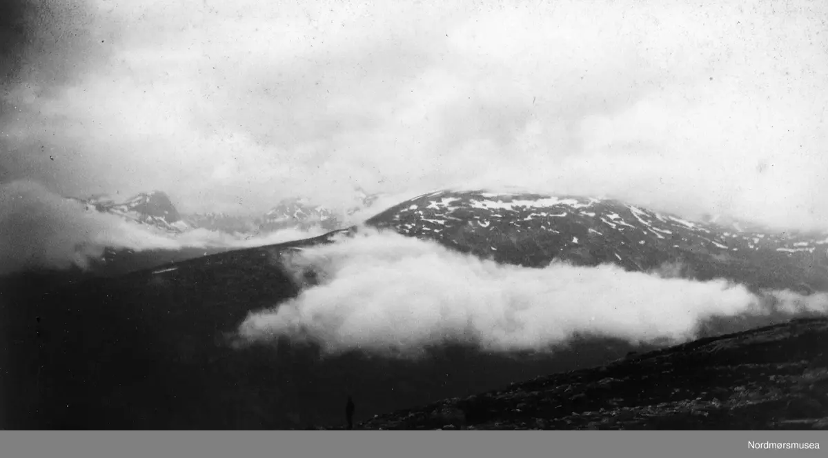 Landskapsfoto. Trolig fra Norge. Ukjent fotograf. Samling fotografier hovedsaklig av fotografene Ole Olsen Ranheimsæter, samt Markus Elias Schmedling (M. E. Schmedling) i perioden 1880-1900 som han oppholdte seg i USA. Bildene er utlånt til Nordmøre museum av Emil Tømmervåg i 2011. Fra Nordmøre museums fotosamlinger.