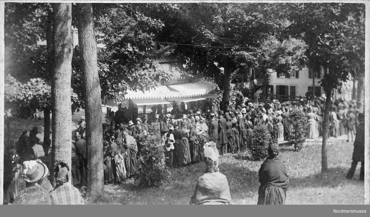 Foto av en samling mennesker. Muligens i Chattanoga, Tennessee. Samling fotografier hovedsaklig av fotografene Ole Olsen Ranheimsæter, samt Markus Elias Schmedling (M. E. Schmedling) i perioden 1880-1900 som han oppholdte seg i USA. Bildene er utlånt til Nordmøre museum av Emil Tømmervåg i 2011. Fra Nordmøre museums fotosamlinger.