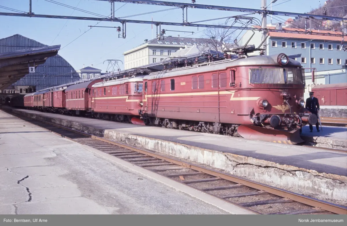 Elektriske lokomotiver type El 11 med El 11 2150 fremst, med ekstratog på Bergen stasjon 2. påskedag 1970