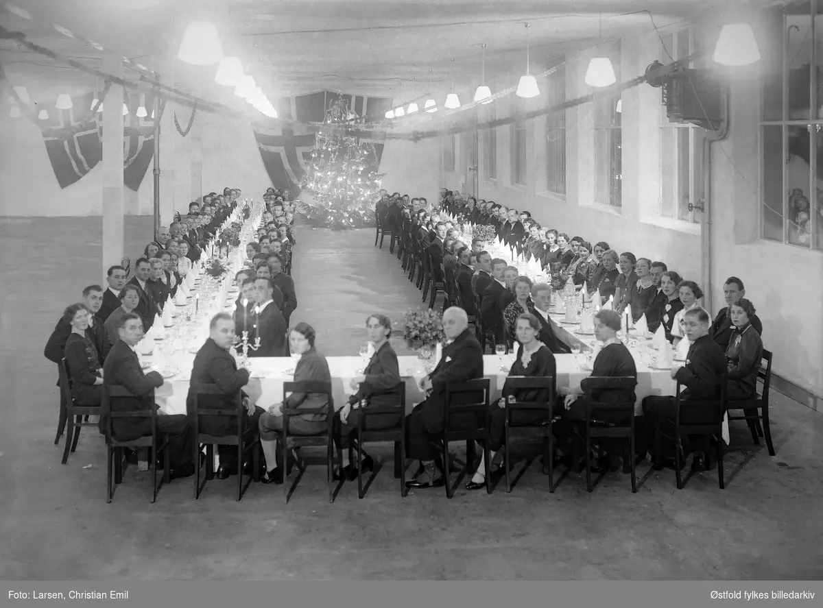 Julesammenkomst på Sarpsborg Pap og Papirindustri, ca. 1938 i Sarpsborg.

1. rekke fra venstre: 
1. Olav Grotterød
2. Hans Skoglund
5. Emil Iversen
6. Judith Pettersen (Karlsen)
7. Astrid Anonsen
8. Egil Karlsen

Bord til høyre: 
Asbjørn Sørlie
Finn Iversen
Einar Iversen