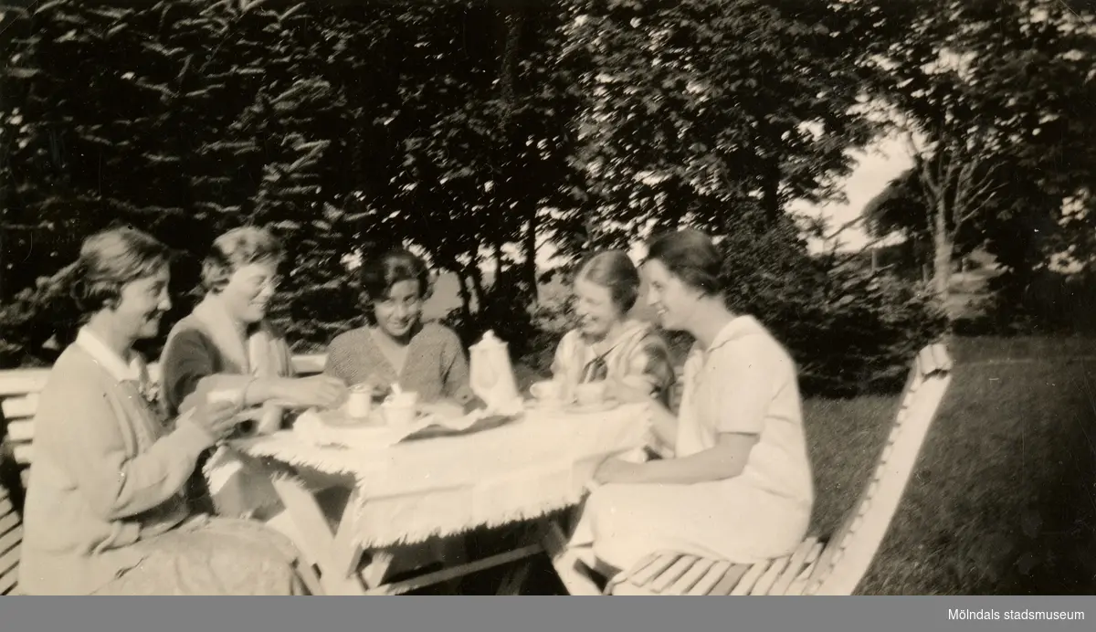Fikapaus för Streteredshemmets personal som sitter i det gröna, 1930-tal.