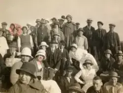 Personer står samlade utomhus, Sagåsen okänt årtal. Människo