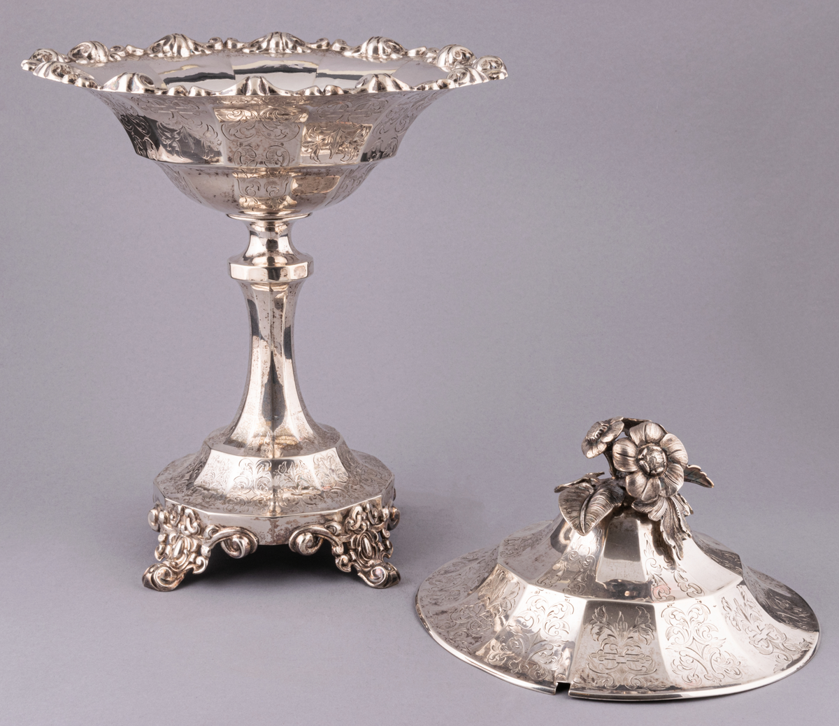 Strösockerskål i silver.
Det av ett set om två skålar med skedar, XLM.16811: 
Strösockerskål, silver, nyrokoko, med skedar. Skål och lock består av tolv pressade delar. Tolvkantig fot med bladformade fötter. Vid skål med kant av pressad bladornamentik. På det paviljongliknande locket sitter en naturalistisk blomknopp samt ett uttag för en sked. Hela sockerskålen utom benet är täckt med graverad bladornamentik. 
Stadstämpel: Stockholm, Mästarstämpel: Gustaf Möllenberg/ Féron.
Årsstämpel: 1869.
Sked, 2st. skaft i Olgamodell. Bladet , snäckliknande och perforerat. Stämplat med föregående.