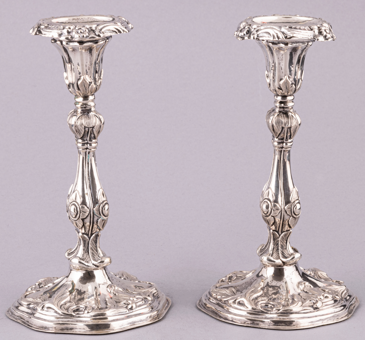 Ljusstake, silver. Vågig fot med växtornament.
Ljuspipan är försedd med växtornamnet.
Stake (a) och pipa (b) stämplad med bl.a. kattfot.
Stil nyrokoko.
Stockholm 1845. Gustaf Möllenborg.
Ingår i ett par.