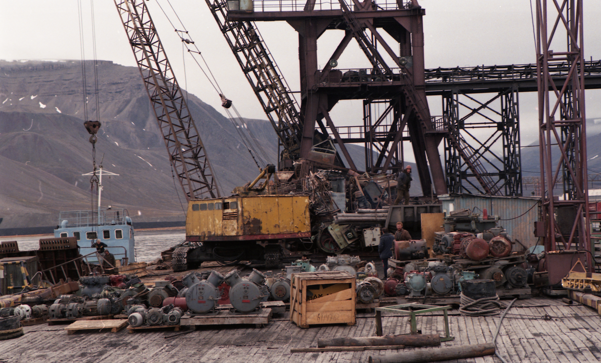 Fra reportasje i Svalbardposten nr. 32 18. .august 2000. Reportasjen om opprydning og hotell/turisme i Pyramiden. Arbeidere laster jernskrot og gruveutstyr ombord i landgangsfartøy. 

De arbeidet 7 dager i uken, 12 timer om dagen bortsett fra søndag. Da jobbet de 8 timer. I tillegg var det alkoholforbud. Det var likevel en populær avveksling.