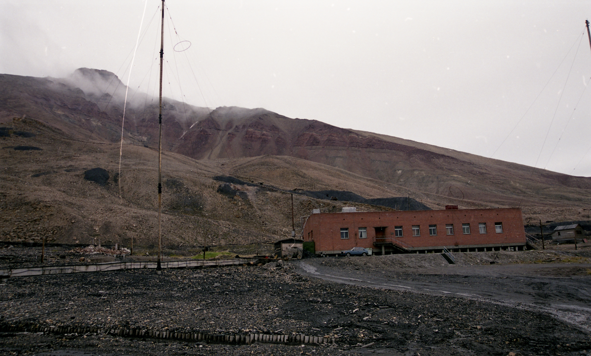 Fra reportasje i Svalbardposten nr. 32 18. .august 2000. Reportasjen om opprydning og hotell/turisme i Pyramiden.