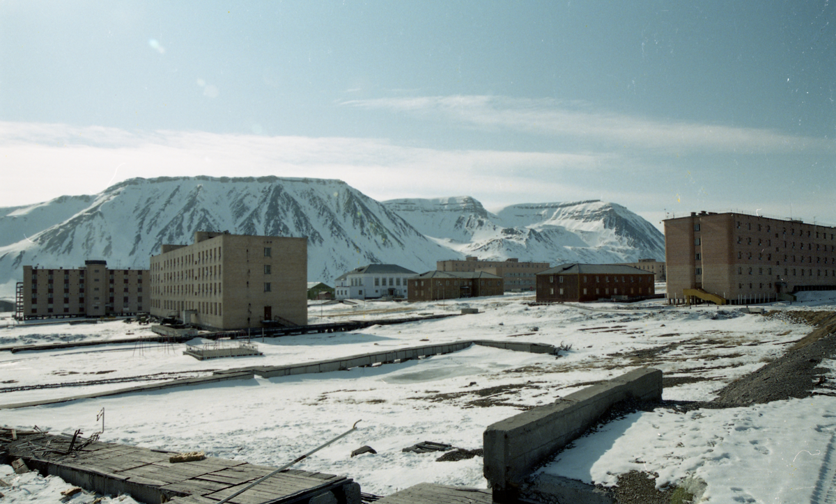 Fra Svalbardposten nr. 19 - 15. mai 1998. Reportasje om avviklingen av Pyramiden. Boligblokker i Pyramiden, med messa bakerst.