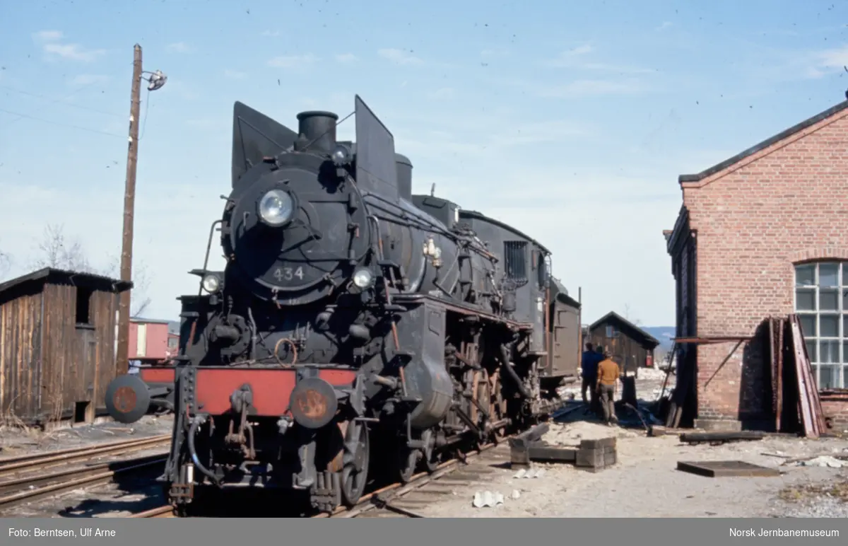 Utrangert damplokomotiv type 26c nr. 434 ved lokmotivstallen på Kongsvinger stasjon