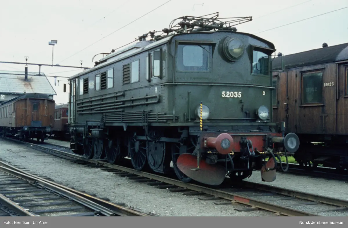 Elektrisk lokomotiv El 5 2035 ved lokomotivstallen på Ski stasjon