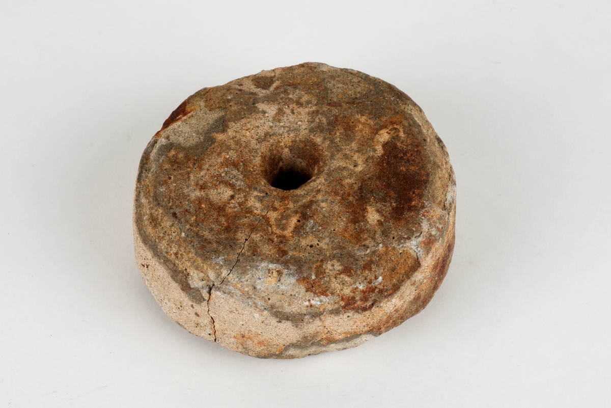 Søkke til fiskegarn.
Form: Rund med hull for feste av tau.