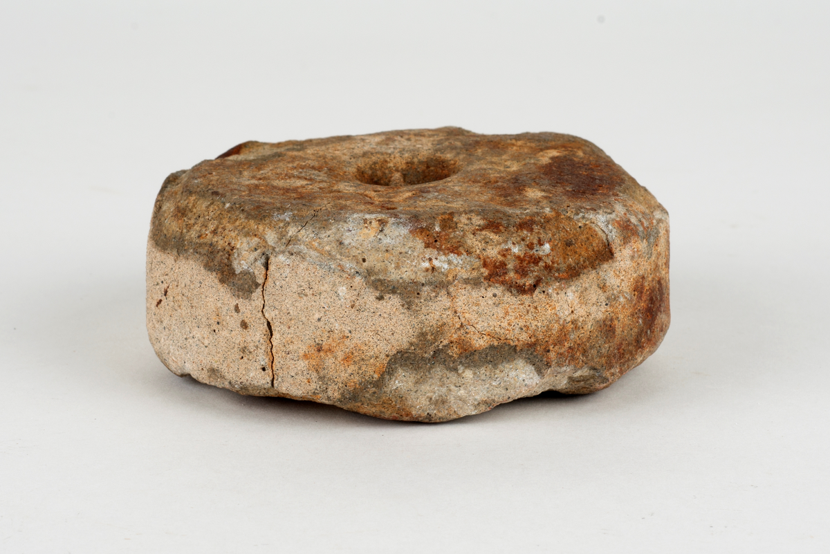 Søkke til fiskegarn.
Form: Rund med hull for feste av tau.