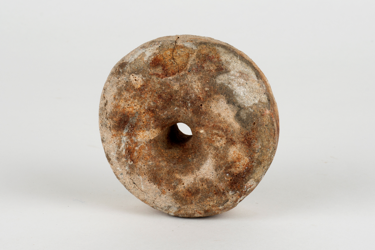 Søkke til fiskegarn.
Form: Rund med hull for feste av tau.